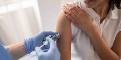 O objetivo é facilitar o acesso à imunização, levando os profissionais de saúde às estaçõ...